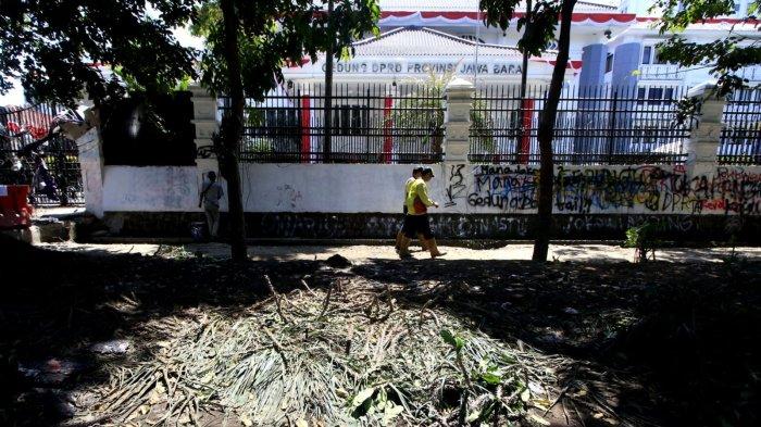 Pejalan kaki melintasi taman yang rusak di depan Gedung DPRD Provinsi Jawa Barat, Jalan Diponegoro, Kota Bandung, Jawa Barat, Sabtu (24/8/2024).