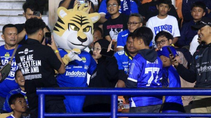 Bobotoh memberikan dukungan kepada Persib Bandung menghadapi Arema FC pada Liga 1 2024-2025, di Stadion Si Jalak Harupat, Kabupaten Bandung, Jawa Barat, Minggu (25/8/2024) malam.
