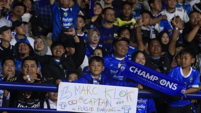 Bobotoh memberikan dukungan kepada Persib Bandung menghadapi Arema FC pada Liga 1 2024-2025, di Stadion Si Jalak Harupat, Kabupaten Bandung, Jawa Barat, Minggu (25/8/2024) malam.