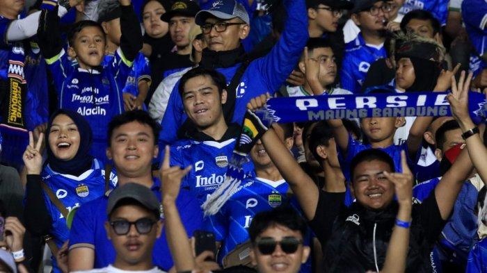 Bobotoh memberikan dukungan kepada Persib Bandung menghadapi Arema FC pada Liga 1 2024-2025, di Stadion Si Jalak Harupat, Kabupaten Bandung, Jawa Barat, Minggu (25/8/2024) malam.