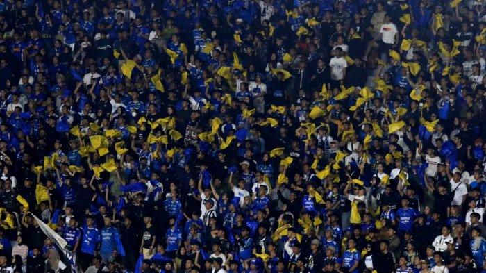 Bobotoh memberikan dukungan kepada Persib Bandung menghadapi Arema FC pada Liga 1 2024-2025, di Stadion Si Jalak Harupat, Kabupaten Bandung, Jawa Barat, Minggu (25/8/2024) malam.