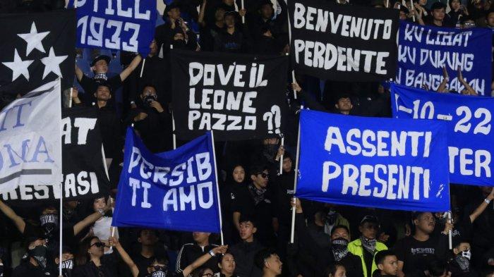 Bobotoh memberikan dukungan kepada Persib Bandung menghadapi Arema FC pada Liga 1 2024-2025, di Stadion Si Jalak Harupat, Kabupaten Bandung, Jawa Barat, Minggu (25/8/2024) malam.