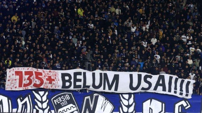Bobotoh memberikan dukungan kepada Persib Bandung menghadapi Arema FC pada Liga 1 2024-2025, di Stadion Si Jalak Harupat, Kabupaten Bandung, Jawa Barat, Minggu (25/8/2024) malam.