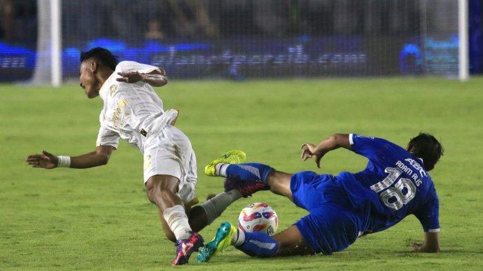 Pemain Persib dan pemain Arema FC tersungkur saat berebut bola pada laga pekan ketiga Liga 1 2024-2025 di Stadion Si Jalak Harupat, Kabupaten Bandung, Jawa Barat, Minggu (25/8/2024) malam.