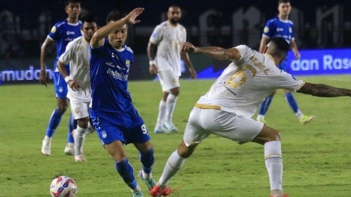Pemain Persib berusaha menghindari hadangan pemain Arema FC pada laga pekan ketiga Liga 1 2024-2025 di Stadion Si Jalak Harupat, Kabupaten Bandung, Jawa Barat, Minggu (25/8/2024) malam.
