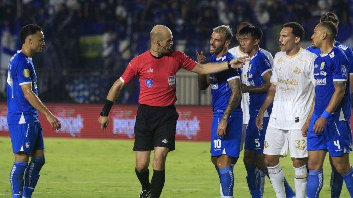 Wasit berusaha menenangkan pemain Persib dan Arema FC sebelum mengambil keputusan pada laga pekan ketiga Liga 1 2024-2025 di Stadion Si Jalak Harupat, Kabupaten Bandung, Jawa Barat, Minggu (25/8/2024) malam.