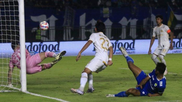 Kiper Arema FC berhasil memblok bola sundulan dari pemain Persib pada laga pekan ketiga Liga 1 2024-2025 di Stadion Si Jalak Harupat, Kabupaten Bandung, Jawa Barat, Minggu (25/8/2024) malam.
