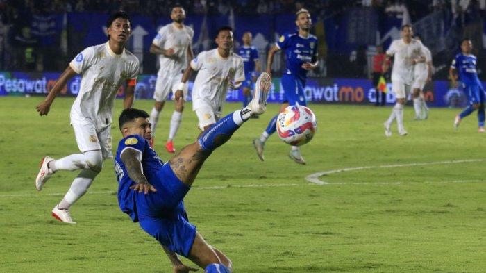 Pemain Persib, Ciro Alves gagal menghalau bola dengan kaki kanannya saat menghadapi Arema FC pada laga pekan ketiga Liga 1 2024-2025 di Stadion Si Jalak Harupat, Kabupaten Bandung, Jawa Barat, Minggu (25/8/2024) malam.