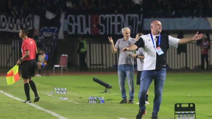 Ekspresi pelatih Persib dan pelatih Arema FC saat timnya bertanding pada laga pekan ketiga Liga 1 2024-2025 di Stadion Si Jalak Harupat, Kabupaten Bandung, Jawa Barat, Minggu (25/8/2024) malam.