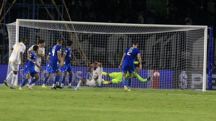 Pemain Arema FC, Dalberto Luan Belo berhasil membobol gawang Persib lewat tandukan kepala pada laga pekan ketiga Liga 1 2024-2025 di Stadion Si Jalak Harupat, Kabupaten Bandung, Jawa Barat, Minggu (25/8/2024) malam.