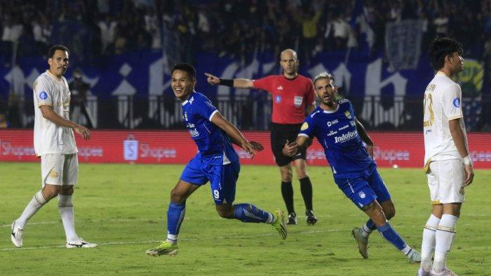Pemain Persib, Dimas Drajad melakukan selebrasi bersama rekan-rekannya seusai menjebol gawang Arema FC pada laga pekan ketiga Liga 1 2024-2025 di Stadion Si Jalak Harupat, Kabupaten Bandung, Jawa Barat, Minggu (25/8/2024) malam.