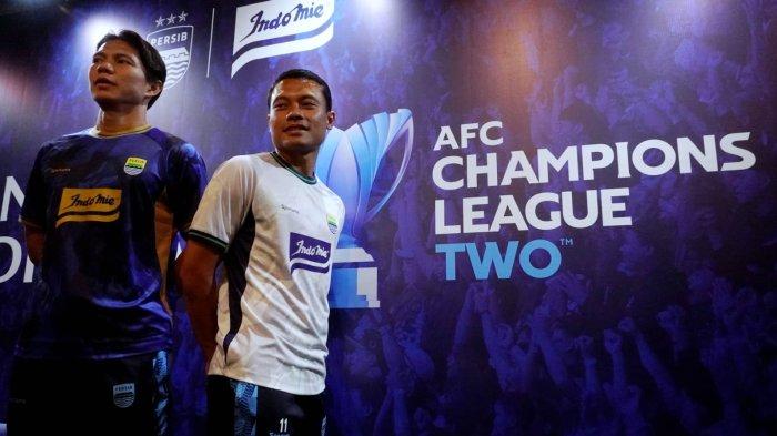 Pemain Persib, Achmad Jufriyanto (kiri) dan Dedi Kusnandar mengenakan jersey Persib untuk ACL 2 2024-2025, di Graha Persib, Jalan Sulanjana, Kota Bandung, Selasa (27/8/2024).