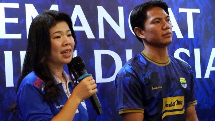 Commercial Director PT Persib Bandung Bermartabat, Sandy Tantra (kiri) menyampaikan paparan saat peluncuran jersey Persib untuk ACL 2 2024-2025, di Graha Persib, Jalan Sulanjana, Kota Bandung, Selasa (27/8/2024).