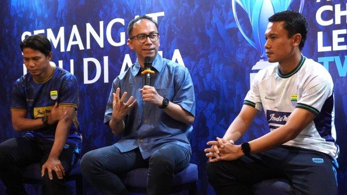 Head of Consumer Engagement PT Indofood Sukses Makmur Tbk., Fierman Authar (tengah) menyampaikan paparan pada peluncuran jersey Persib untuk ACL 2 2024-2025, di Graha Persib, Jalan Sulanjana, Kota Bandung, Selasa (27/8/2024).
