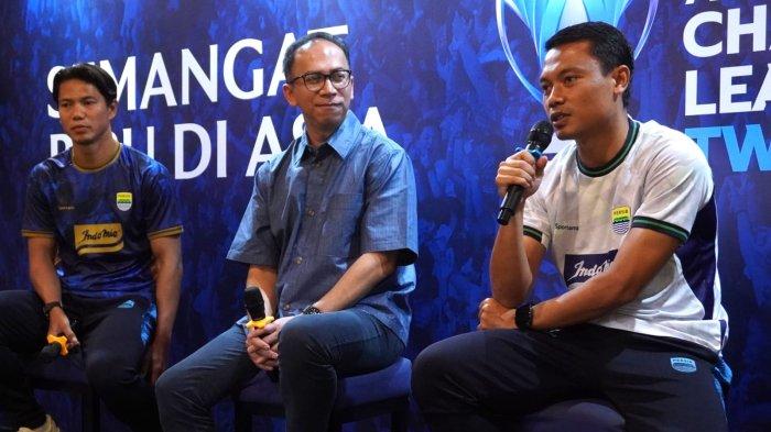 Pemain Persib, Dedi Kusnandar (kanan) menyampaikan paparan pada peluncuran jersey Persib untuk ACL 2 2024-2025, di Graha Persib, Jalan Sulanjana, Kota Bandung, Selasa (27/8/2024).