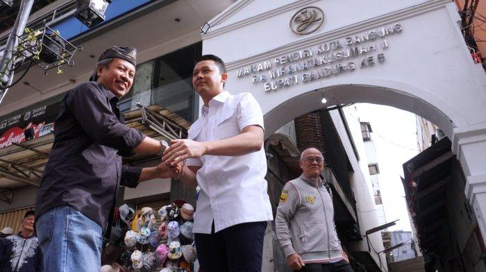 Bakal calon wakil wali kota Bandung, Ridwan Dhani Wirianata yang berpasangan dengan bakal calon wali kota Bandung, Haru Suandharu selesai melakukan nyekar atau ziarah kubur ke Makam RA Wiranatakusumah II (Bupati Bandung ke-6) di Jalan Dalem Kaum, Kota Bandung, Rabu (28/8/2024) pagi, sebelum mendaftar ke KPU Kota Bandung.