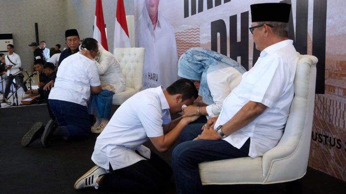 Pasangan bakal calon wali kota dan wakil wali kota Bandung, Haru Suandharu - Ridwan Dhani Wirianata sungkem ke orang tua masing-masing pada acara deklarasi pasangan ini di Kiara Artha Park, Jalan Ibrahim Adji, Kota Bandung, Rabu (28/8/2024) siang, sebelum mendaftar ke KPU Kota Bandung.