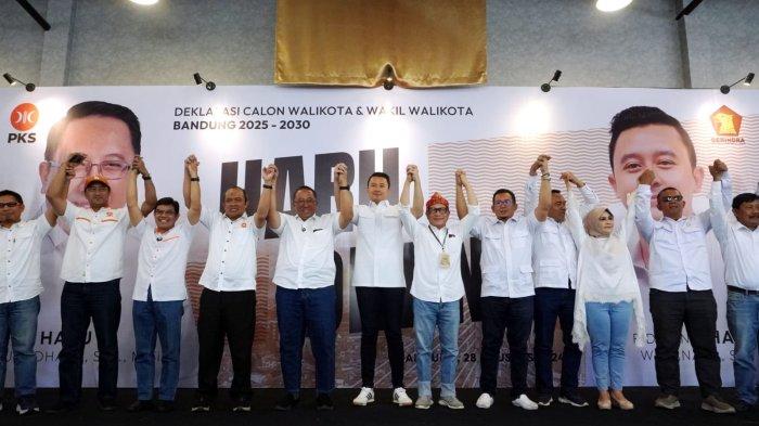 Pasangan bakal calon wali kota dan wakil wali kota Bandung, Haru Suandharu - Ridwan Dhani Wirianata berfoto bersama perwakilan partai pengusung dan tim relawan pada acara deklarasi pasangan ini di Kiara Artha Park, Jalan Ibrahim Adji, Kota Bandung, Rabu (28/8/2024) siang, sebelum mendaftar ke KPU Kota Bandung.