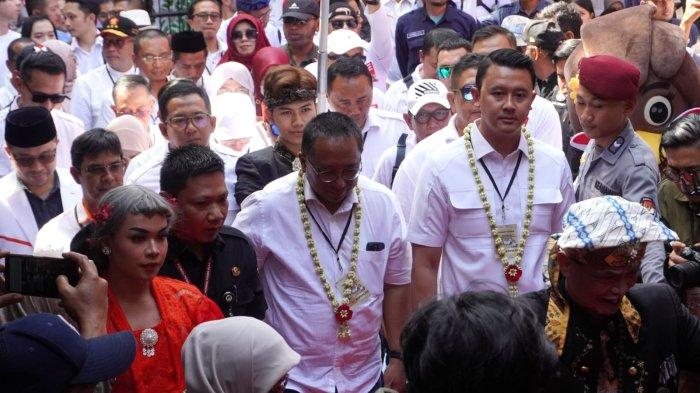 Pasangan bakal calon wali kota dan wakil wali kota Bandung, Haru Suandharu - Ridwan Dhani Wirianata akan mendaftar Pilwalkot Bandung 2024 diantar perwakilan partai pengusung, relawan dan pendukung tiba di Kantor KPU Kota Bandung, Jalan Soekarno Hatta, Kota Bandung, Rabu (28/8/2024) sore.