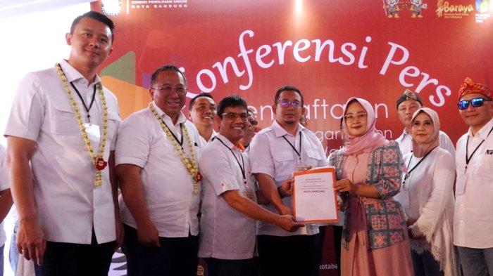 Pimpinan partai pengusung pasangan bakal calon wali kota dan wakil wali kota Bandung, Haru Suandharu - Ridwan Dhani Wirianata menyerahkan berkas persyaratan pendaftaran Pilwalkot Bandung 2024 kepada Ketua KPU Kota Bandung Wenti Frihadianti, di Kantor KPU Kota Bandung, Jalan Soekarno Hatta, Kota Bandung, Rabu (28/8/2024) sore.