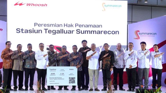 Direktur Utama PT KCIC, Dwiyana Slamet Riyadi (keempat dari kiri) simbolis menyerahkan tiket Whoosh kepada Presiden Direktur PT Summarecon Agung Tbk., Adrianto P Adhi (kedelapan dari kanan) disaksikan Menteri PUPR Basuki Hadimuljono dan sejumlah pejabat lainnya pada Peresmian Hak Penamaan Stasiun Tegalluar Summarecon, di Tegalluar, Kabupaten Bandung, Jawa Barat, Rabu (28/8/2024).