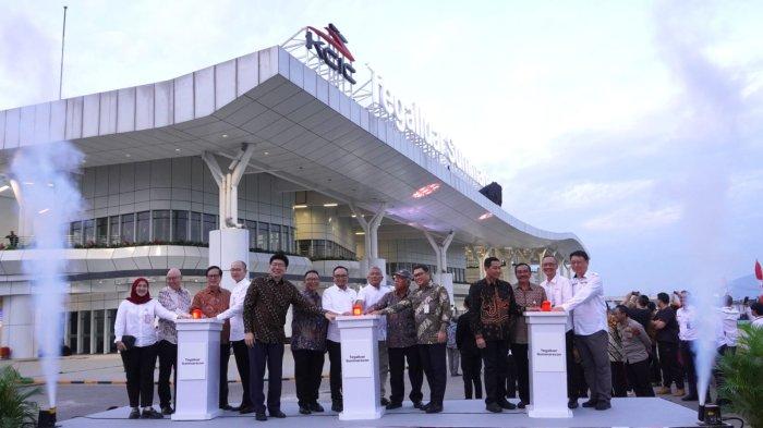 Menteri PUPR Basuki Hadimuljono bersama Direktur Utama PT KCIC Dwiyana Slamet Riyadi, Presiden Direktur PT Summarecon Agung Tbk Adrianto P Adhi , dan sejumlah pejabat lainnya melakukan seremoni Peresmian Hak Penamaan Stasiun Tegalluar Summarecon, di Tegalluar, Kabupaten Bandung, Jawa Barat, Rabu (28/8/2024).