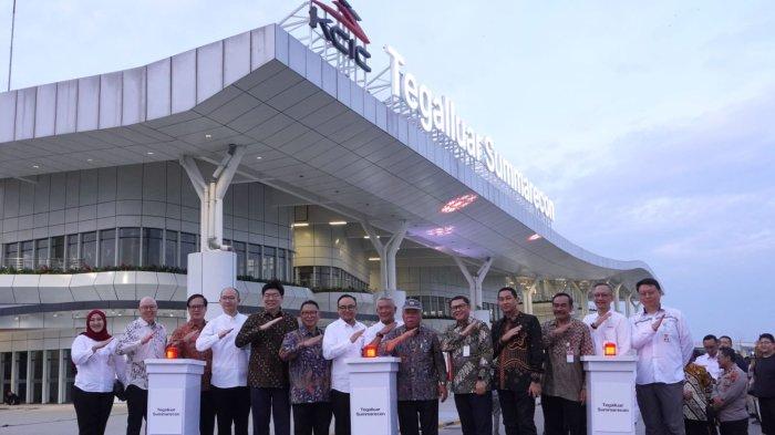 Menteri PUPR Basuki Hadimuljono berfoto bersama Direktur Utama PT KCIC Dwiyana Slamet Riyadi, Presiden Direktur PT Summarecon Agung Tbk Adrianto P Adhi , dan sejumlah pejabat lainnya seusai melakukan seremoni Peresmian Hak Penamaan Stasiun Tegalluar Summarecon, di Tegalluar, Kabupaten Bandung, Jawa Barat, Rabu (28/8/2024).