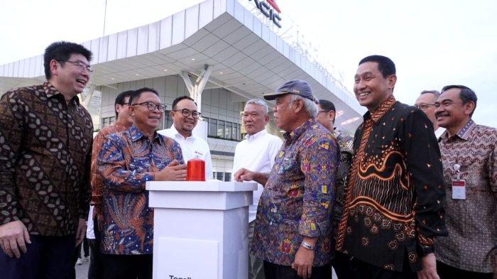 Menteri PUPR Basuki Hadimuljono berbincang bersama Direktur Utama PT KCIC Dwiyana Slamet Riyadi, Presiden Direktur PT Summarecon Agung Tbk Adrianto P Adhi, dan sejumlah pejabat lainnya seusai melakukan seremoni Peresmian Hak Penamaan Stasiun Tegalluar Summarecon, di Tegalluar, Kabupaten Bandung, Jawa Barat, Rabu (28/8/2024).