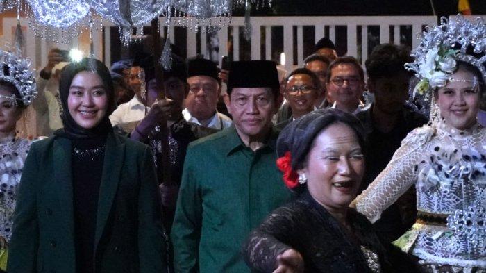 Pasangan bakal calon gubernur dan wakil gubernur Jawa Barat, Acep Adang Ruhiat dan Gitalis Dwi Natarina disambut kesenian Lengser Sunda saat akan mendaftar Pilgub Jabar 2024, di KPU Jawa Barat, Jalan Garut, Kota Bandung, Kamis (29/8/2024).