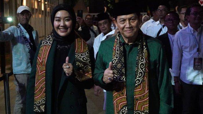 Pasangan bakal calon gubernur dan wakil gubernur Jawa Barat, Acep Adang Ruhiat dan Gitalis Dwi Natarina memberi kesempatan kepada media untuk memotret saat akan mendaftar Pilgub Jabar 2024, di KPU Jawa Barat, Jalan Garut, Kota Bandung, Kamis (29/8/2024).