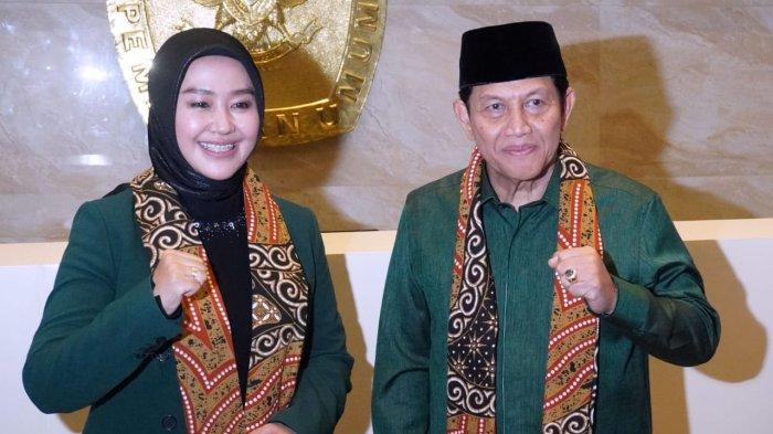 Pasangan bakal calon gubernur dan wakil gubernur Jawa Barat, Acep Adang Ruhiat dan Gitalis Dwi Natarina memberi kesempatan kepada media untuk memotret saat akan mendaftar Pilgub Jabar 2024, di KPU Jawa Barat, Jalan Garut, Kota Bandung, Kamis (29/8/2024).