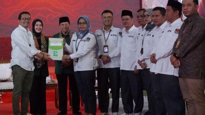 Pimpinan tim pengusung yang juga Ketua DPW PKB Jawa Barat, Syaiful Huda (kiri) menyerahkan berkas persyaratan pendaftaran Pilgub Jabar 2024 pasangan bakal calon gubernur dan wakil gubernur Jawa Barat, Acep Adang Ruhiat dan Gitalis Dwi Natarina kepada Ketua KPU Jawa Barat, Ummi Wahyuni, di KPU Jawa Barat, Jalan Garut, Kota Bandung, Kamis (29/8/2024).