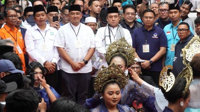 Pasangan bakal calon wali kota dan wakil wali kota Bandung, Muhammad Farhan dan Erwin Setiawan disambut kesenian Lengser Sunda saat akan mendaftar Pilwalkot Bandung 2024, di Kantor KPU Kota Bandung, Jalan Soekarno Hatta, Kota Bandung, Kamis (29/8/2024) sore.