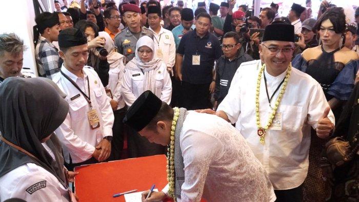 Pasangan bakal calon wali kota dan wakil wali kota Bandung, Muhammad Farhan dan Erwin Setiawan mengisi daftar tamu saat akan mendaftar Pilwalkot Bandung 2024, di Kantor KPU Kota Bandung, Jalan Soekarno Hatta, Kota Bandung, Kamis (29/8/2024) sore.
