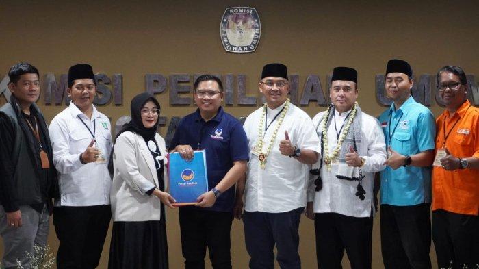 Pimpinan partai pengusung pasangan bakal calon wali kota dan wakil wali kota Bandung, Muhammad Farhan dan Erwin Setiawan menyerahkan berkas persyaratan pendaftaran Pilwalkot Bandung 2024 kepada Ketua KPU Kota Bandung Wenti Frihadianti, di Kantor KPU Kota Bandung, Jalan Soekarno Hatta, Kota Bandung, Kamis (29/8/2024) sore.