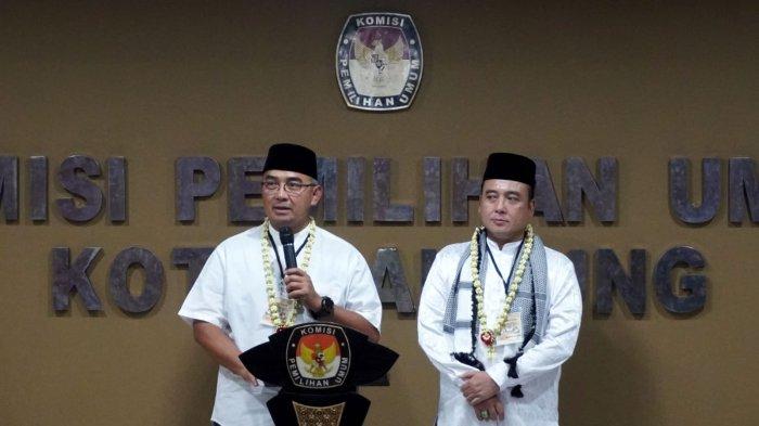 Bakal calon wali kota Bandung, Muhammad Farhan didampingi bakal wakilnya Erwin Setiawan menyampaikan sambutan saat mendaftar Pilwalkot Bandung 2024, di Kantor KPU Kota Bandung, Jalan Soekarno Hatta, Kota Bandung, Kamis (29/8/2024) sore.
