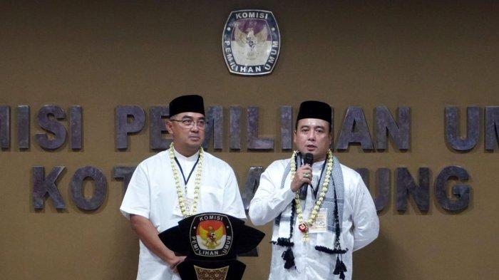 Bakal calon wakil wali kota Bandung, Erwin Setiawan didampingi pasangannya bakal calon wali kota Bandung, Muhammad Farhan menyampaikan sambutan saat mendaftar Pilwalkot Bandung 2024, di Kantor KPU Kota Bandung, Jalan Soekarno Hatta, Kota Bandung, Kamis (29/8/2024) sore.