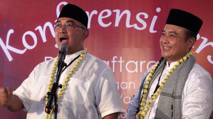Bakal calon wali kota Bandung, Muhammad Farhan didampingi pasangannya bakal calon wakil wali kota Bandung, Erwin Setiawan menjawab pertanyaan wartawan saat konferensi pers seusai mendaftar Pilwalkot Bandung 2024, di Kantor KPU Kota Bandung, Jalan Soekarno Hatta, Kota Bandung, Kamis (29/8/2024) sore.