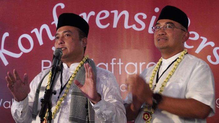 Bakal calon wakil wali kota Bandung, Erwin Setiawan didampingi pasangannya bakal calon wali kota Bandung, Muhammad Farhan menjawab pertanyaan wartawan saat konferensi pers seusai mendaftar Pilwalkot Bandung 2024, di Kantor KPU Kota Bandung, Jalan Soekarno Hatta, Kota Bandung, Kamis (29/8/2024) sore.