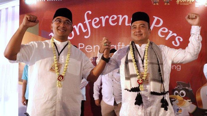 Pasangan bakal calon wali kota dan wakil wali kota Bandung, Muhammad Farhan dan Erwin Setiawan berfoto bersama seusai mendaftar Pilwalkot Bandung 2024, di Kantor KPU Kota Bandung, Jalan Soekarno Hatta, Kota Bandung, Rabu (28/8/2024) sore.