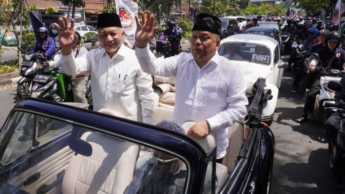 Pasangan bakal calon gubernur dan wakil gubernur Jawa Barat, Ahmad Syaikhu - Ilham Habibie (Jabar ASIH) naik mobil VW Kodok tiba di Jalan Laswi bersama pendukungnya saat akan mendaftar Pilgub Jabar 2024 ke KPU Jawa Barat, Jalan Garut, Kota Bandung, Kamis (29/8/2024).