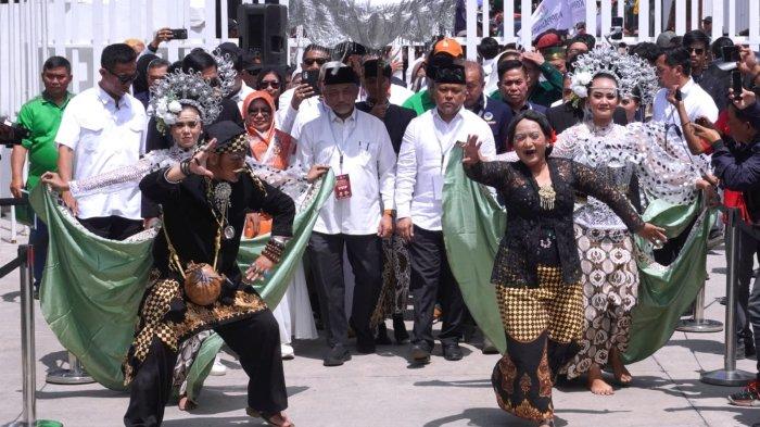 Pasangan bakal calon gubernur dan wakil gubernur Jawa Barat, Ahmad Syaikhu - Ilham Habibie (Jabar ASIH) disambut kesenian Lengser Sunda saat akan mendaftar Pilgub Jabar 2024, di KPU Jawa Barat, Jalan Garut, Kota Bandung, Kamis (29/8/2024).