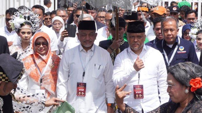 Pasangan bakal calon gubernur dan wakil gubernur Jawa Barat, Ahmad Syaikhu - Ilham Habibie (Jabar ASIH) disambut kesenian Lengser Sunda saat akan mendaftar Pilgub Jabar 2024, di KPU Jawa Barat, Jalan Garut, Kota Bandung, Kamis (29/8/2024).