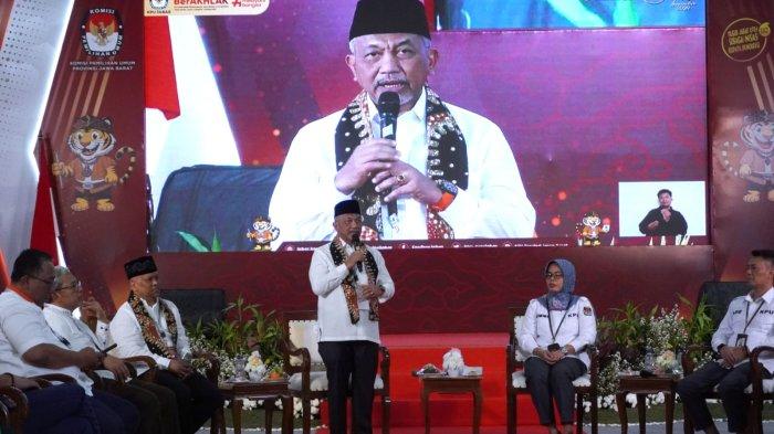 Bakal calon gubernur Jawa Barat, Ahmad Syaikhu didampingi pasangannya bakal calon wakil gubernur Jawa Barat, Ilham Habibie menyampaikan sambutan seusai mendaftar Pilgub Jabar 2024, di KPU Jawa Barat, Jalan Garut, Kota Bandung, Kamis (29/8/2024).