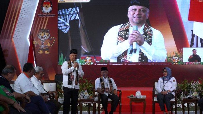 Bakal calon wakil gubernur Jawa Barat, Ilham Habibie didampingi pasangannya bakal calon gubernur Jawa Barat, Ahmad Syaikhu menyampaikan sambutan seusai mendaftar Pilgub Jabar 2024, di KPU Jawa Barat, Jalan Garut, Kota Bandung, Kamis (29/8/2024).
