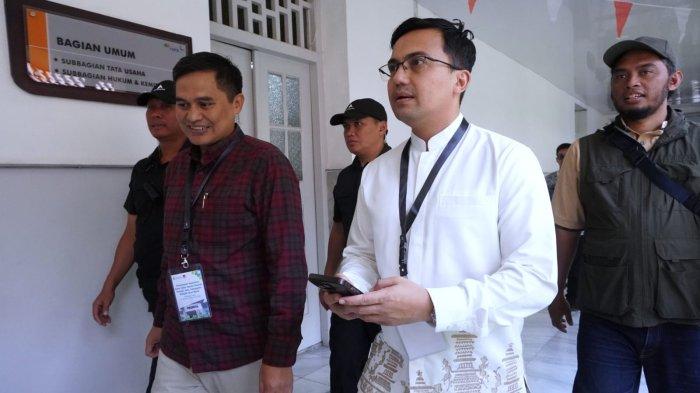 Pasangan bakal calon bupati dan wakil bupati Bandung, Sahrul Gunawan-Gun Gun Gunawan menuju ruangan untuk menjalani pemeriksaan kesehatan di Rumah Sakit Hasan Sadikin (RSHS), Kota Bandung, Jawa Barat, Jumat (30/8/2024).