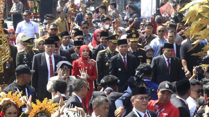 Pejabat (Pj) Gubernur Jawa Barat, Bey Triadi Machmudin bersama para pimpinan DPRD Jawa Barat periode 2019-2024 dan Forkompinda Jawa Barat melakukan historical walk dari Hotel Savoy Homann ke tempat Rapat Paripurna Pelantikan Anggota DPRD Provinsi Jawa Barat Periode 2024-2029 di Gedung Merdeka, Jalan Asia Afrika, Kota Bandung, Jawa Barat, Senin (2/9/2024).