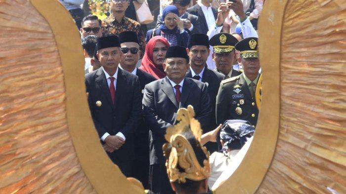 Pejabat (Pj) Gubernur Jawa Barat, Bey Triadi Machmudin bersama para pimpinan DPRD Jawa Barat periode 2019-2024 dan Forkompinda Jawa Barat melakukan historical walk dari Hotel Savoy Homann ke tempat Rapat Paripurna Pelantikan Anggota DPRD Provinsi Jawa Barat Periode 2024-2029 di Gedung Merdeka, Jalan Asia Afrika, Kota Bandung, Jawa Barat, Senin (2/9/2024).