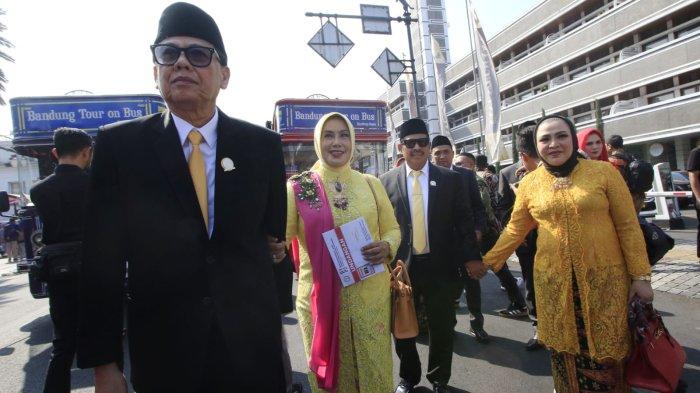 Anggota DPRD Provinsi Jawa Barat Periode 2024-2029 berjalan kaki dari Hotel Savoy Homann ke tempat pelantikan di Gedung Merdeka, Jalan Asia Afrika, Kota Bandung, Jawa Barat, Senin (2/9/2024).