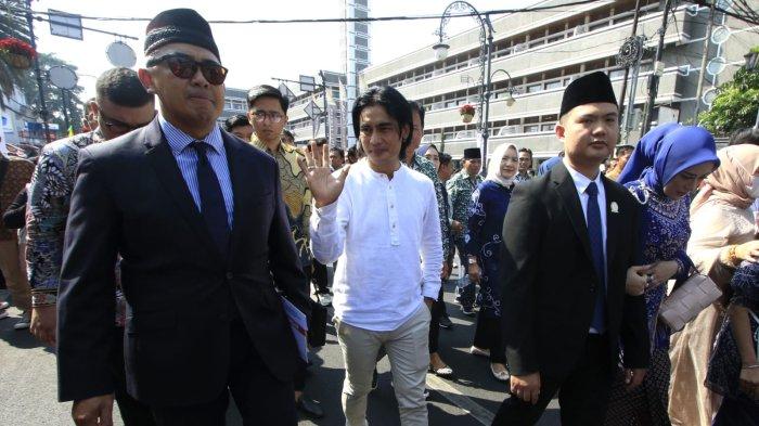 Anggota DPRD Provinsi Jawa Barat Periode 2024-2029 berjalan kaki dari Hotel Savoy Homann ke tempat pelantikan di Gedung Merdeka, Jalan Asia Afrika, Kota Bandung, Jawa Barat, Senin (2/9/2024).